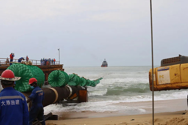 尼日爾-貝寧(níng)原油外(wài)輸管線項目海上終端工程-近岸段海底管線均已順利拖拉就(jiù)位 尼日爾-貝寧原油外輸管線項目(mù)海上終端工程-近岸段海底管線均已順(shùn)利拖拉就位