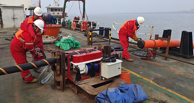 我司(sī)首次定(dìng)向鑽穿越二界溝航道—月東海纜更(gèng)換(huàn)維修項(xiàng)目順利完工(gōng) 我(wǒ)司首次定向鑽穿越二界溝航道—月東海纜更換維修項目順利完工