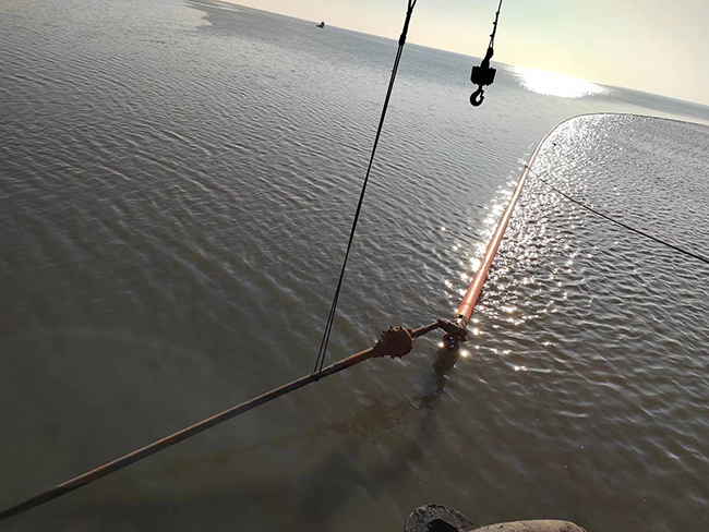 我司首次定向鑽穿越二界溝航道—月東海纜更換(huàn)維修項目順利(lì)完工 我司首次定向鑽穿越(yuè)二界溝航道—月東海纜更換維修項目順利完工